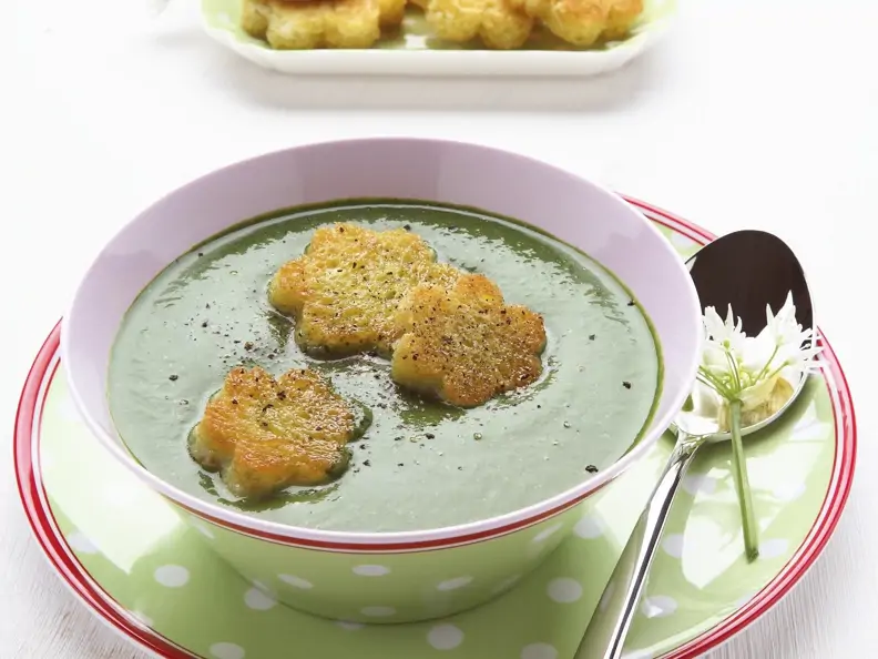 Suppe aus Kräutern mit Croutons