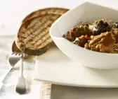 Geschmortes Hähnchengulasch mit Backpflaumen