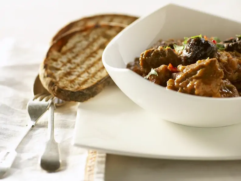 Geschmortes Hähnchengulasch mit Backpflaumen