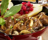 Rehgulasch mit Preiselbeer-Birne