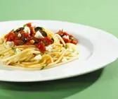Pasta mit Oliven, Tomaten und Feta