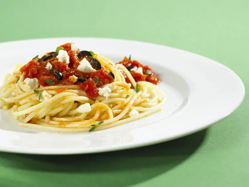 Pasta mit Oliven, Tomaten und Feta