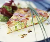 Würstchen-Spargel-Tarte mit Salat