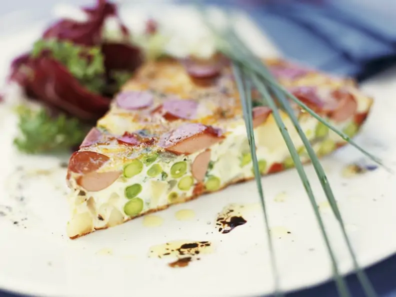 Würstchen-Spargel-Tarte mit Salat