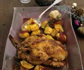 Poulardenbraten mit Ananas-Zitronen-Marinade dazu Knoblauch und Schinken