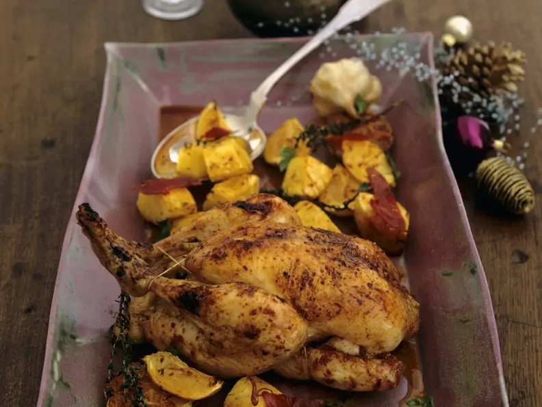 Poulardenbraten mit Ananas-Zitronen-Marinade dazu Knoblauch und Schinken