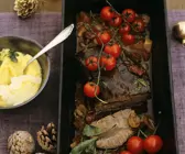 Schmorbraten mit Tomaten und Maisbrei (Polenta)