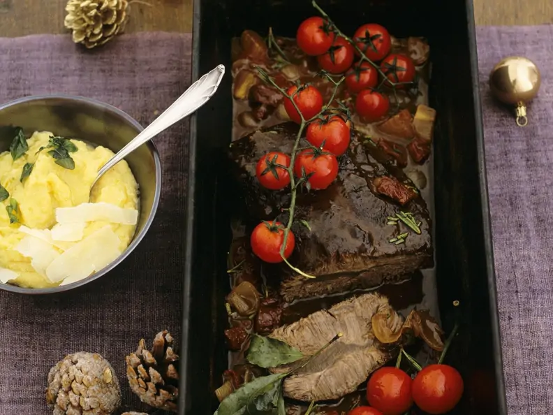 Schmorbraten mit Tomaten und Maisbrei (Polenta)