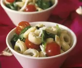 Tortellinisalat mit Spinat und Cherrytomaten