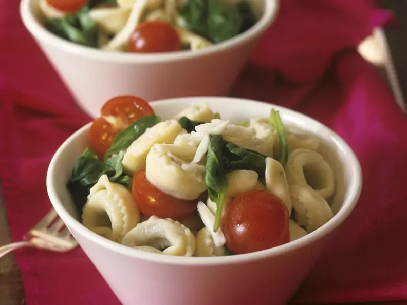 Tortellinisalat mit Spinat und Cherrytomaten