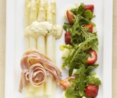 Spargel mit Rucola-Erdbeer-Salat