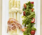 Spargel mit Rucola-Erdbeer-Salat