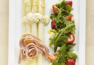 Spargel mit Rucola-Erdbeer-Salat