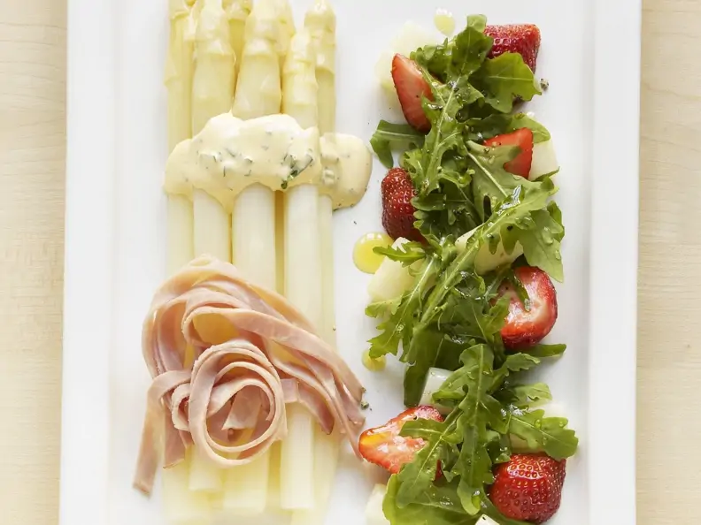 Spargel mit Rucola-Erdbeer-Salat