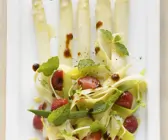 Erdbeer-Pasta-Salat mit Spargel
