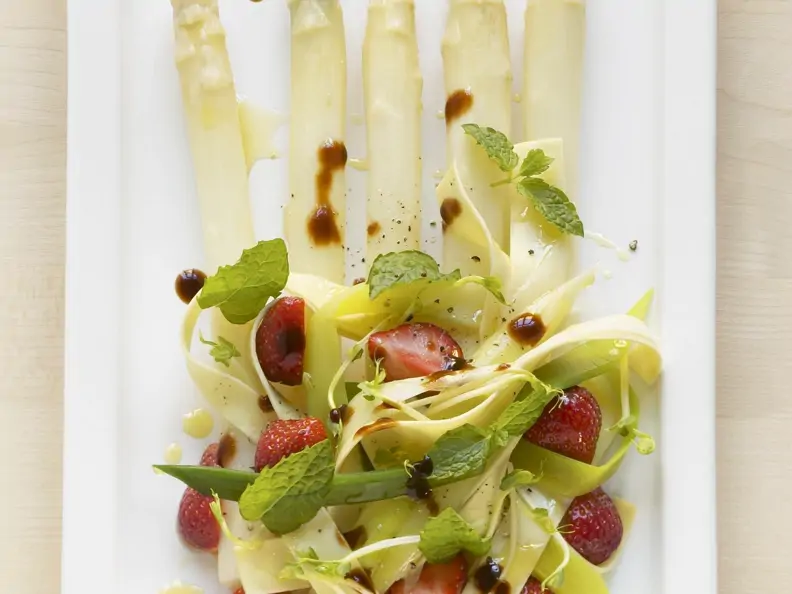 Erdbeer-Pasta-Salat mit Spargel