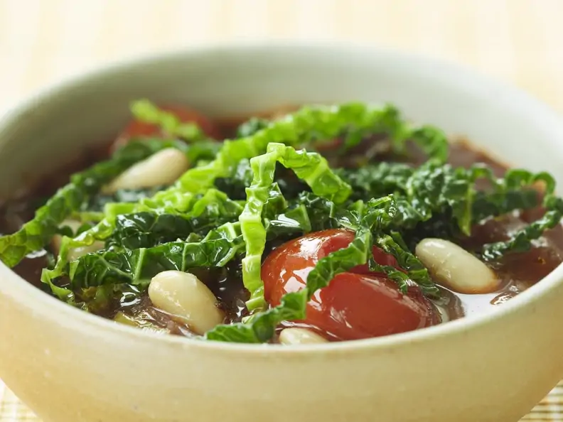Wirsing-Tomaten-Suppe mit Bohnen