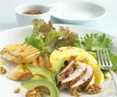 Hähnchensalat mit Avocado und Walnüssen dazu Knofi-Baguette