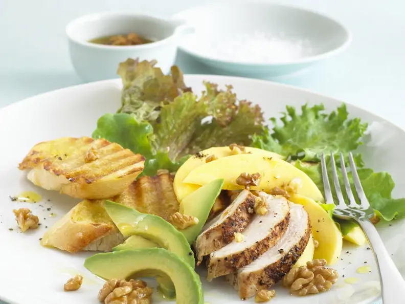 Hähnchensalat mit Avocado und Walnüssen dazu Knofi-Baguette