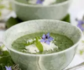 Cremige Borretschsuppe mit Parmesan