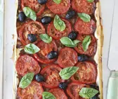 Blechkuchen mit Tomaten und Oliven