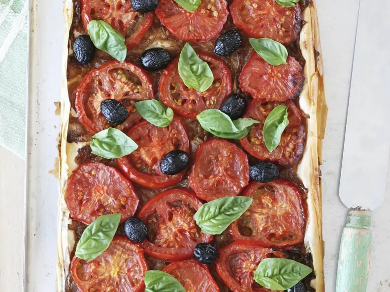 Blechkuchen mit Tomaten und Oliven