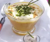 Suppe aus gelben Tomaten