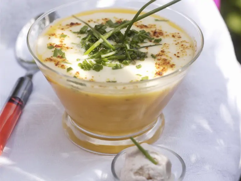 Suppe aus gelben Tomaten