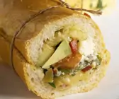 Baguettebrötchen mit Avocado, Schafskäse, Oliven und Paprika