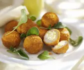 Frittierte Hackbällchen mit Käsefüllung