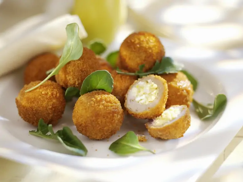 Frittierte Hackbällchen mit Käsefüllung
