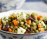 Möhren-Erbsen-Salat mit Schafskäse und Oliven