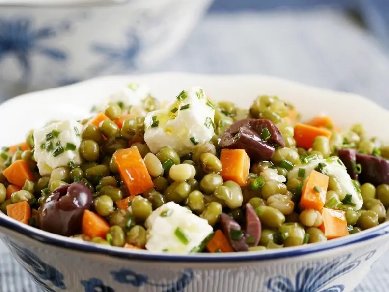Möhren-Erbsen-Salat mit Schafskäse und Oliven