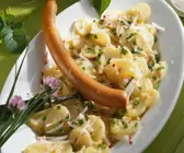 Frankfurter Würstchen auf Kartoffelsalat