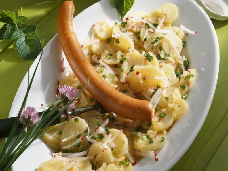 Frankfurter Würstchen auf Kartoffelsalat