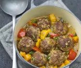 Kürbis-Paprika-Eintopf mit Hackfleischbällchen