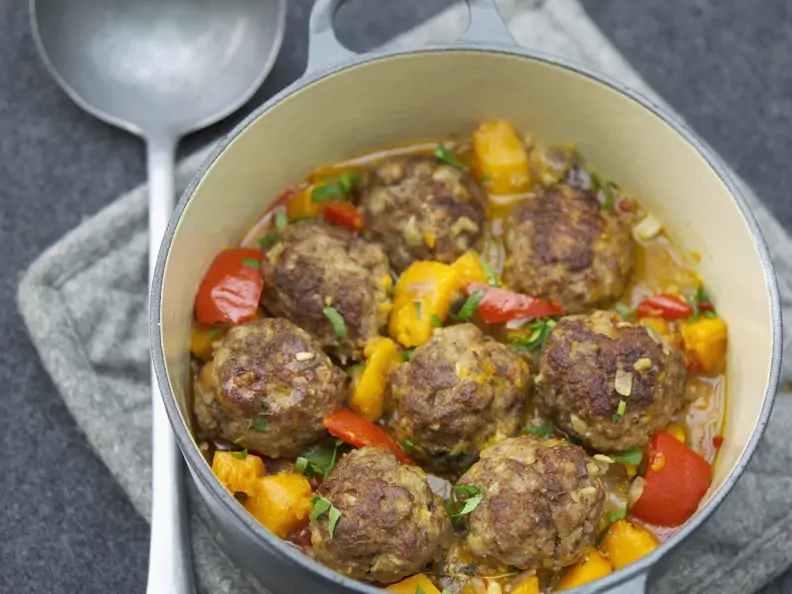 Kürbis-Paprika-Eintopf mit Hackfleischbällchen