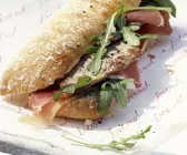 Belegtes Ciabatta mit Rucola und Schnitzel