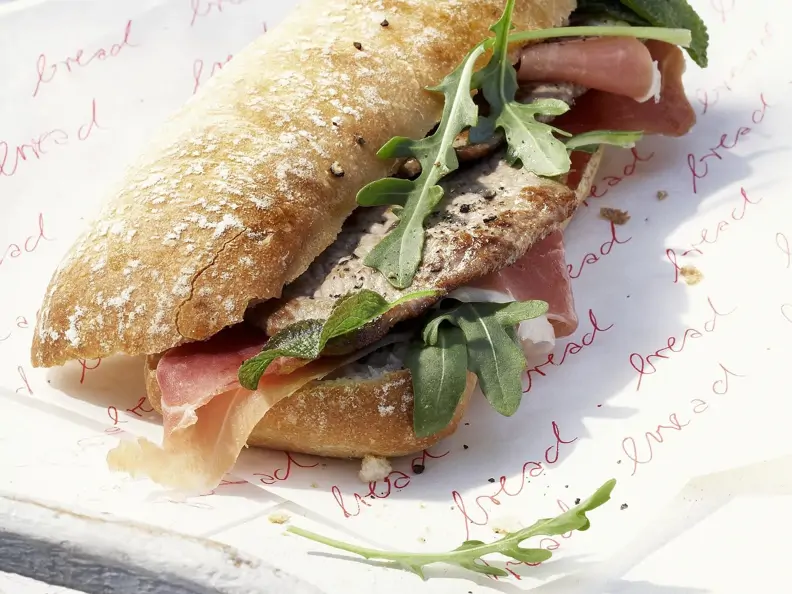 Belegtes Ciabatta mit Rucola und Schnitzel