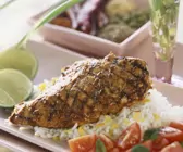 Hähnchen auf Tandoori-Art mit Reis und Tomatensalat