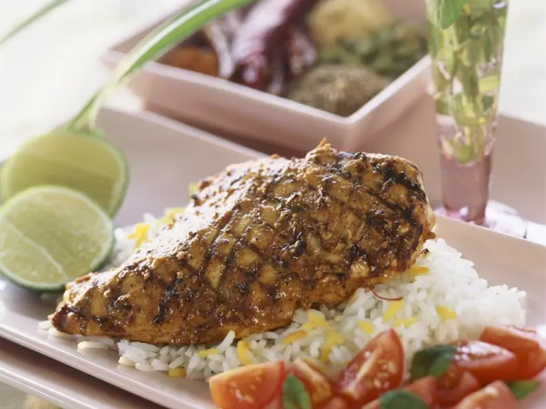 Hähnchen auf Tandoori-Art mit Reis und Tomatensalat