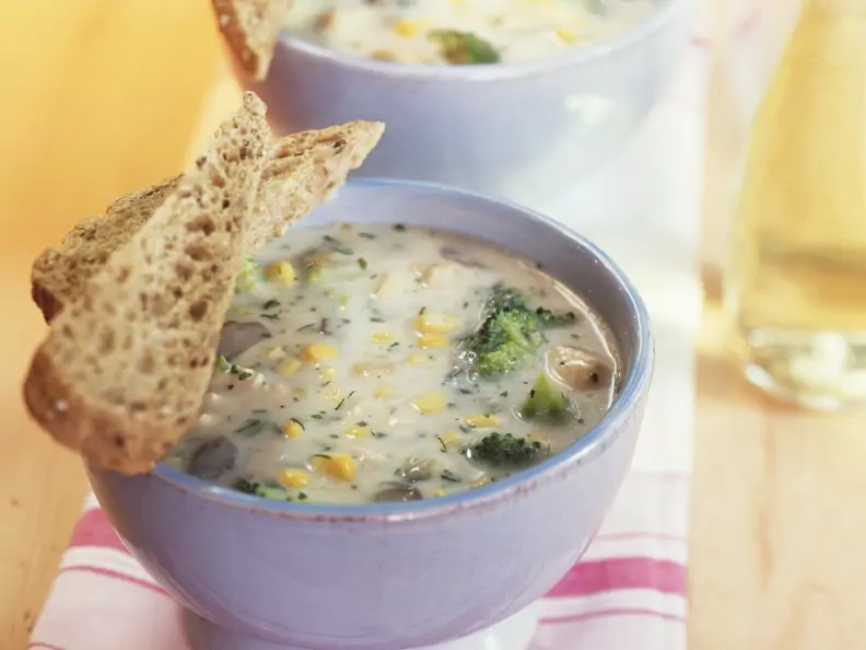 Brokkolisuppe mit Mais und Champignons