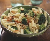 Pasta mit Brokkoli, Knoblauch und Walnüssen