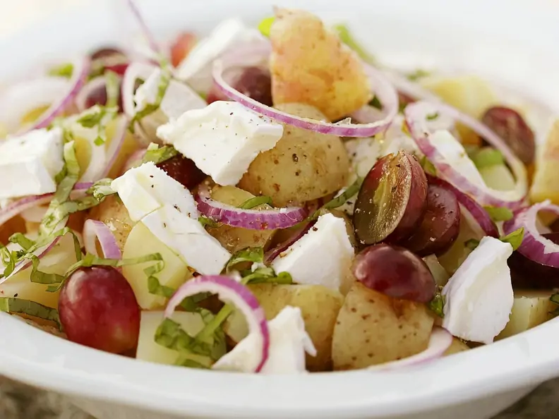 Kartoffel-Trauben-Salat mit Ziegenkäse