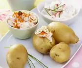 Kartoffeln mit verschiedenen Quark-Dips