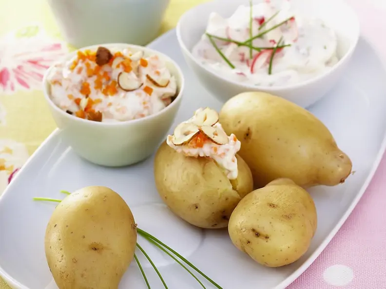 Kartoffeln mit verschiedenen Quark-Dips
