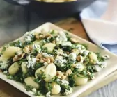 Kartoffelpfanne mit Spinat, Blauschimmelkäse und Nüssen