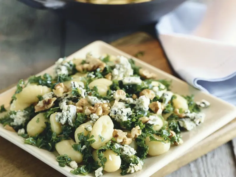 Kartoffelpfanne mit Spinat, Blauschimmelkäse und Nüssen