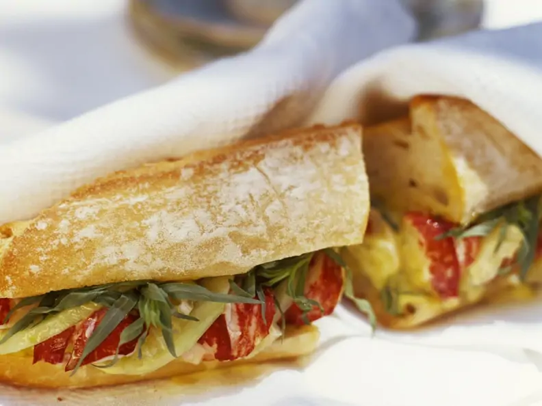 Baguette mit Hummer und Gurke