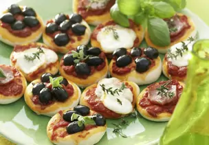 Kleine Pizza-Happen mit Olive, Mozzarella und Schinken